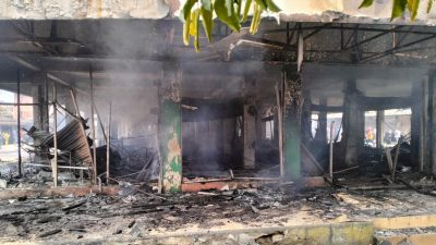Pusat Perbelanjaan Pasar Jum’at “MENYALA” Ratusan Kios Hangus Terbakar