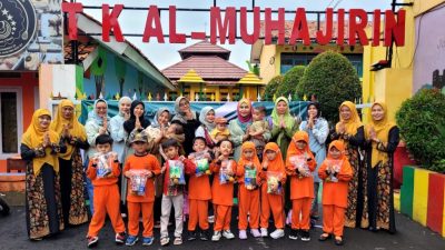 Santri TK Al-Muhajirin Purwakarta Kampus Pusat Ceria Berbagi di Bulan Ramadhan