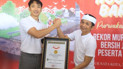 Bupati Purwakarta Raih Rekor MURI Berkat Kegiatan Ngosrek Bersama