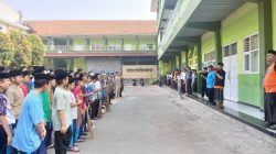 Sambut HSN 2025, Santri Al-Muhajirin Pusat Purwakarta Gelar Aksi Ngosrek Bersama Warga