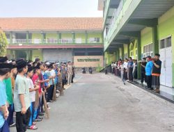 Sambut HSN 2025, Santri Al-Muhajirin Pusat Purwakarta Gelar Aksi Ngosrek Bersama Warga