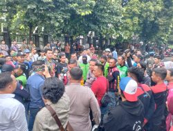 Ojol VS Buruh Di Purwakarta Bentrok Saat Aksi Demo.