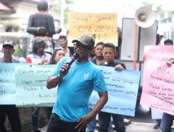 Bupati Ogah Temui Massa, Media Lokal Turun ke Jalan Protes “Amputasi” Anggaran di Purwakarta