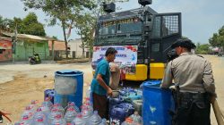 Rantis AWC Polres Purwakarta Salurkan Air Bersih untuk Warga Babakan Cikao, Wujud Kepedulian di Musim Kemarau