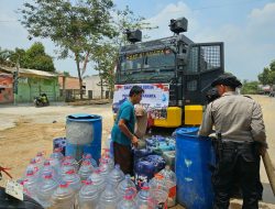 Rantis AWC Polres Purwakarta Salurkan Air Bersih untuk Warga Babakan Cikao, Wujud Kepedulian di Musim Kemarau