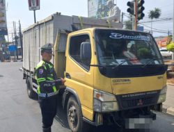Satlantas Polres Purwakarta Tertibkan Truk Muatan Terbuka, Cegah Kecelakaan