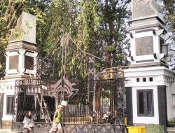 DISPERKIM Purwakarta Mulai Benahi Pagar dan Gapura Taman Sribaduga