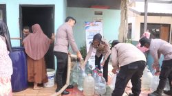 Peringati HUT ke-75 Humas Polri, Sihumas Polres Purwakarta Salurkan Bantuan Air Bersih bagi Warga Terdampak Kemarau