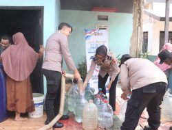 Peringati HUT ke-75 Humas Polri, Sihumas Polres Purwakarta Salurkan Bantuan Air Bersih bagi Warga Terdampak Kemarau